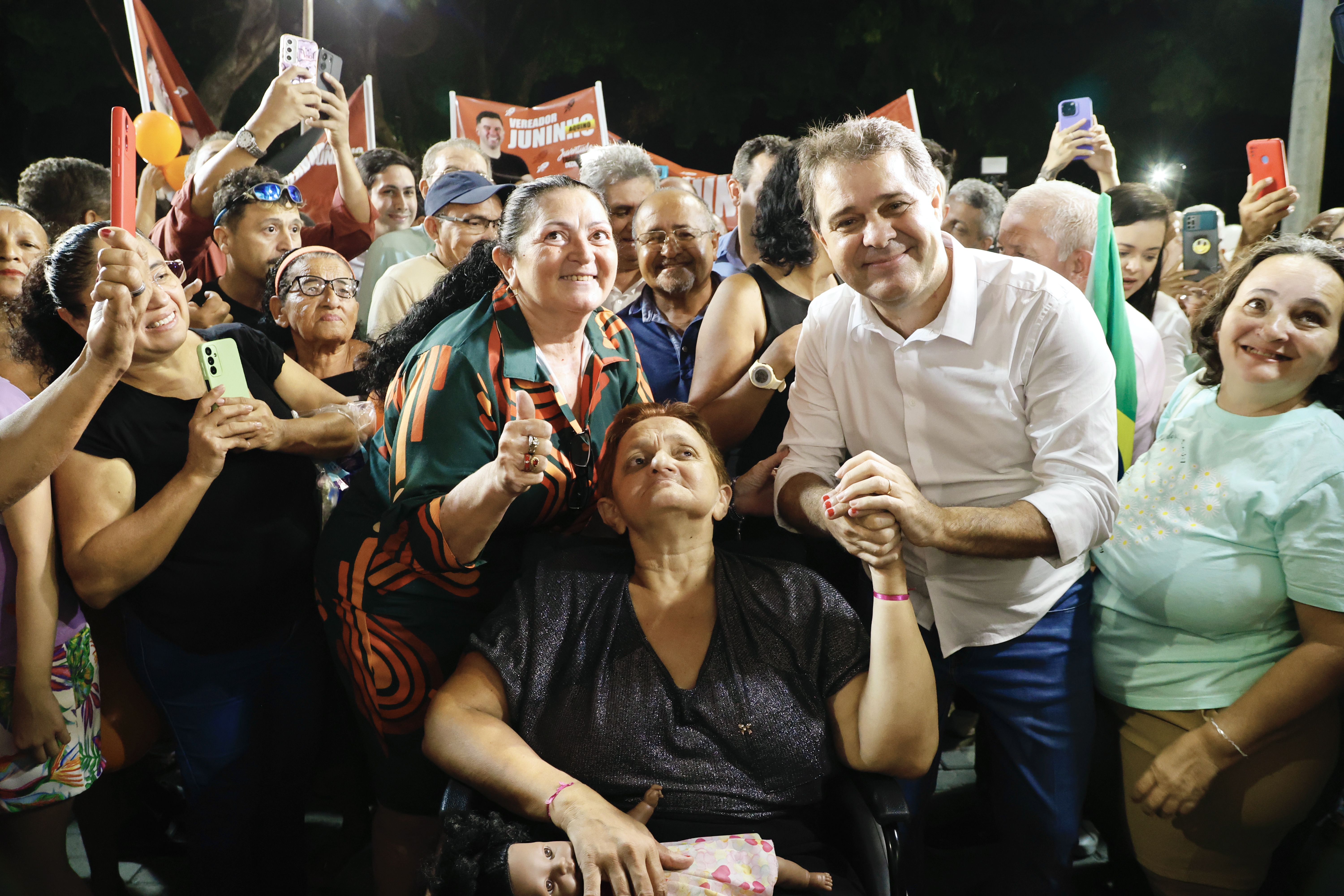 grupo de pessoas posa para a foto